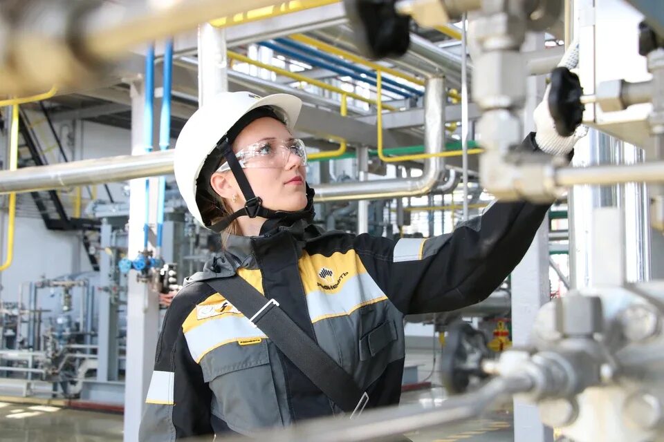 Мнпз московский нефтеперерабатывающий завод. Бензовоз газпромнефть. Роснефть фотографии. Роснефть энергетика. Красноленинский нефтеперерабатывающий завод.
