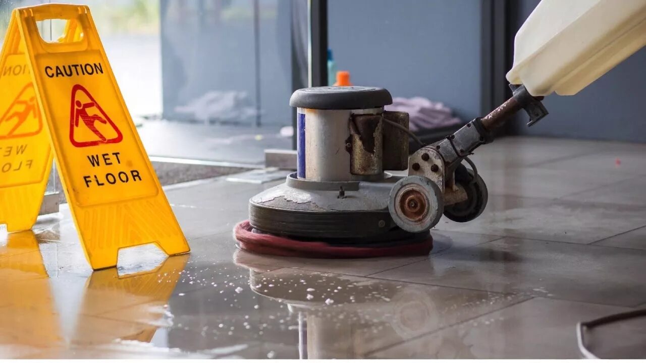 Robot for polishing the floor r34. Размывка пола роторной машиной. моющая машина для пола. floor polishing. оборудование для клининга промышленных полов.