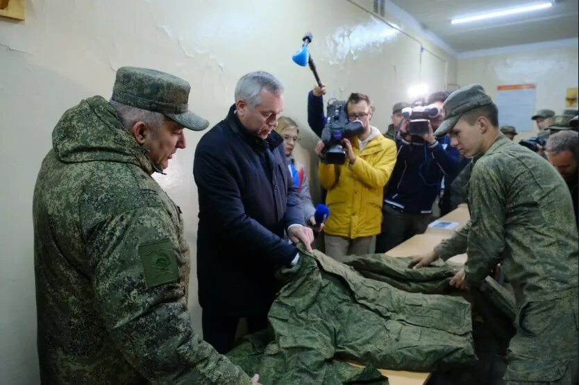 Сборы в новосибирске. Сбор гуманитарной помощи. Сборы в новосибирске. Новосибирск помогает донбассу. Пункт сбора гуманитарной помощи в новосибирске.