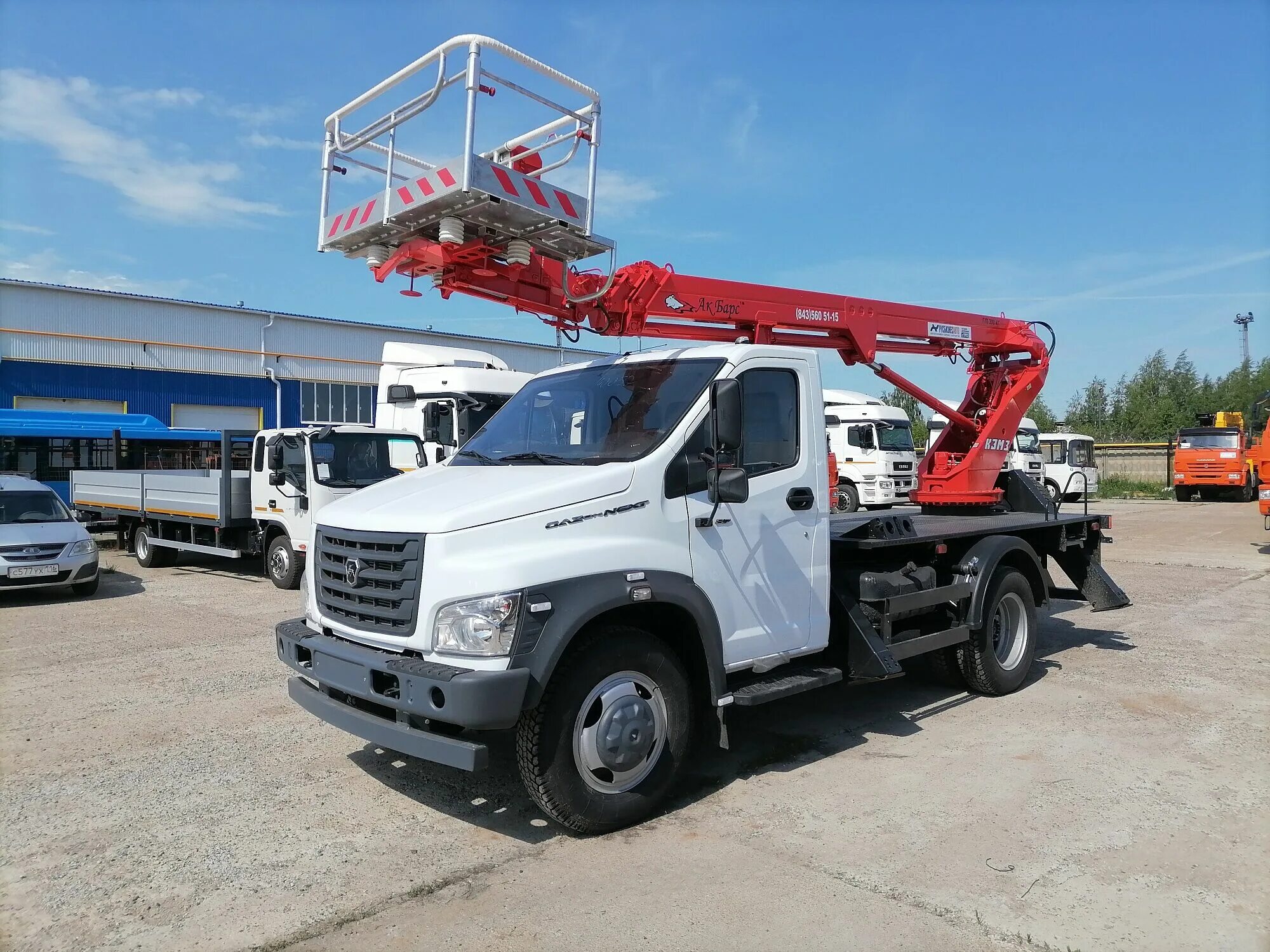 ГАЗ c41r13. Газон и автогидроподъемник 1992w7. Руль автовышки. Газон Некст с контейнером. Поворотные люльки