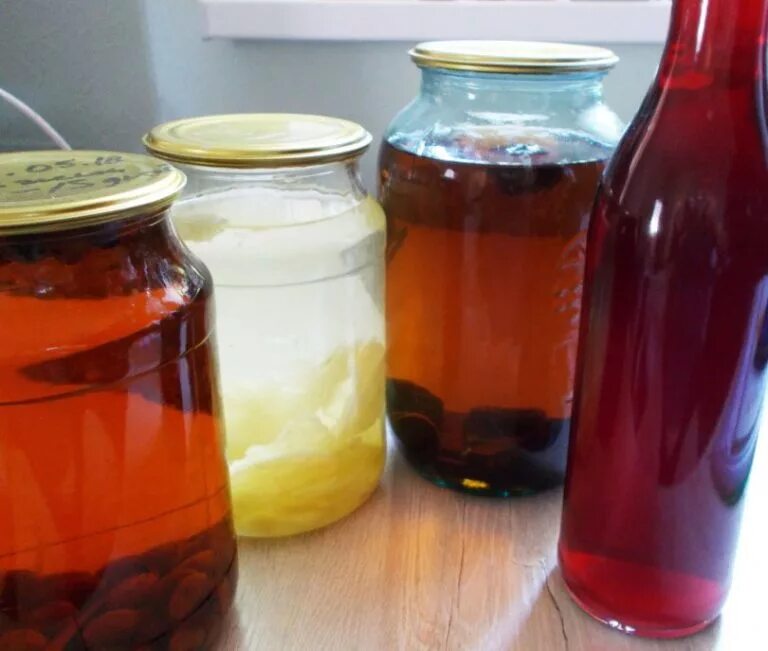 Настойки в банках. Наливки домашнего приготовления. Домашний самогон. Самогон на орешках. Юпи и самогон рецепт.