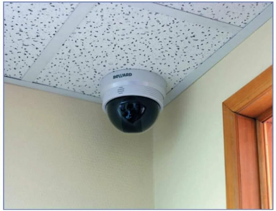 Видеонаблюдение в верхней. Купольная камера на потолке. Потолочная камера видеонаблюдения. Видеокамеры в помещении. Купольная видеокамера на стене.