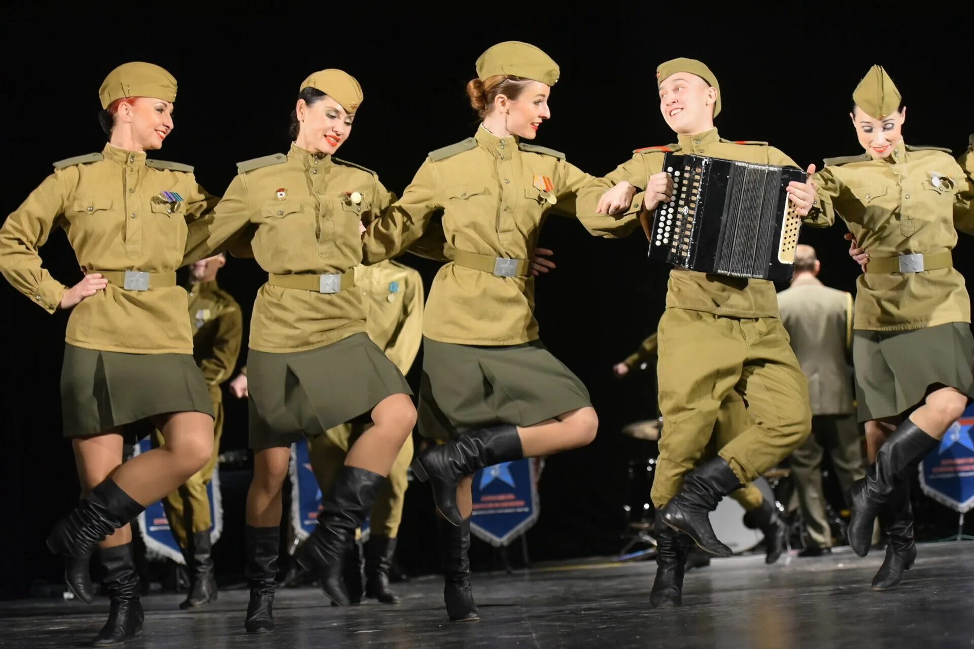 Песни на 9 мая для танца. Военный ансамбль. Военные танцы. Военная форма для танца. Костюм для военного танца.