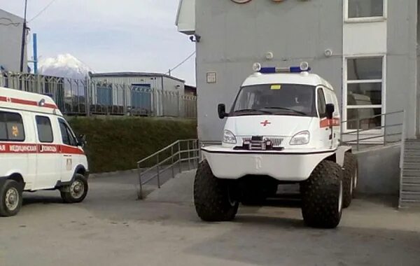 Скорая петропавловск камчатский. Автомобиль скорой помощи для бездорожья. снегоболотоход скорая камчатка. скорая вездеход. снегоболотоход медицинский.