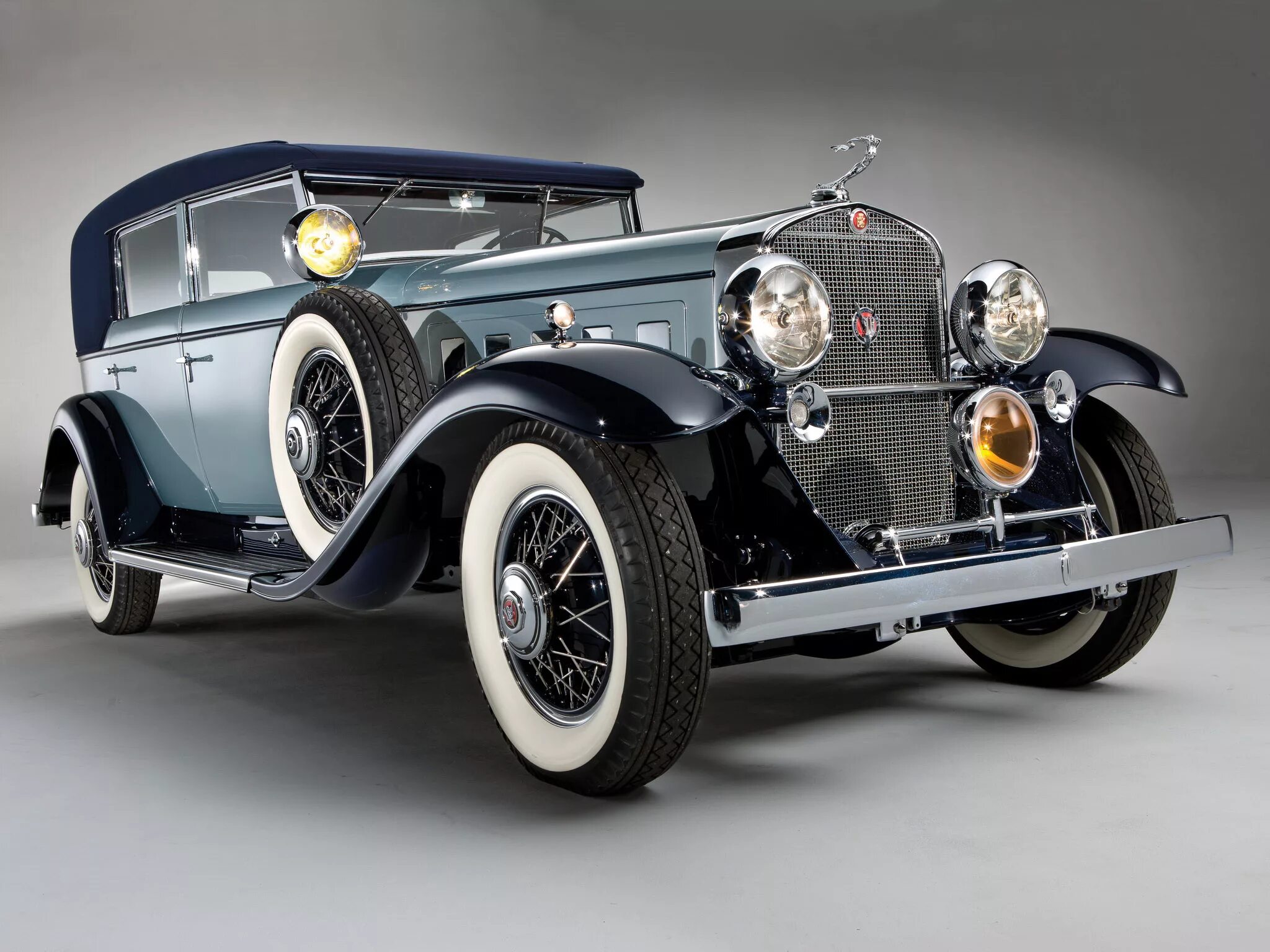 Дорогой старый автомобиль. Кадиллак v16 1930. Cadillac v16 Imperial sedan. Кадиллак v16 Imperial sedan 1930. Кадиллак ретро v16.