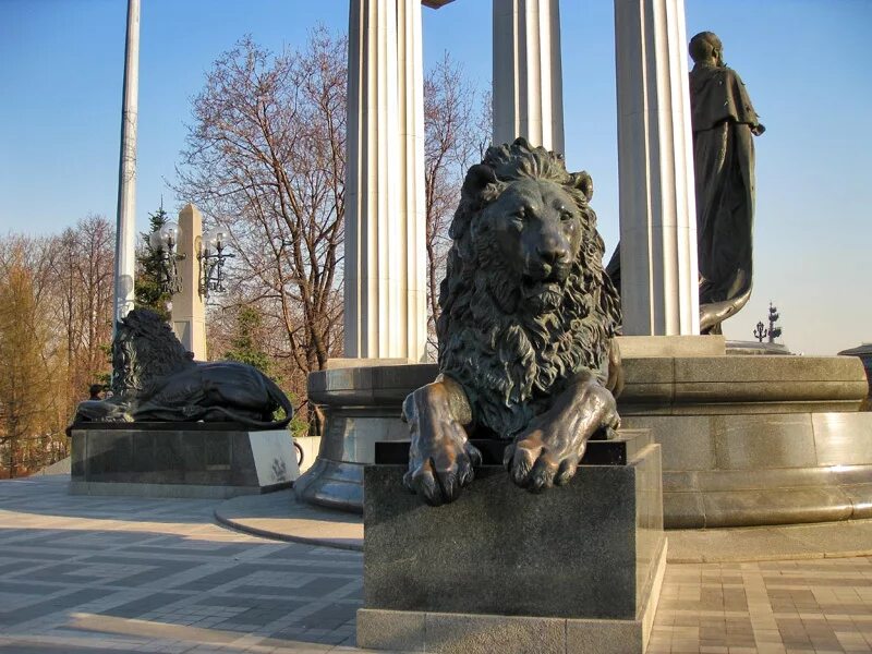Львы в москве скульптуры. Дом со львами в москве. Львы в москве. Львы улица бахрушина. Львы на набережной в санкт-петербурге.