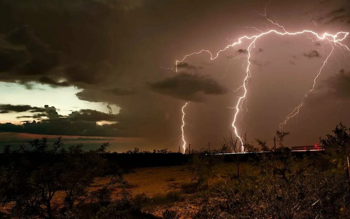 Обои молния. Гроза обои. Фон молнии. Молния 4. Фиолетовая молния.