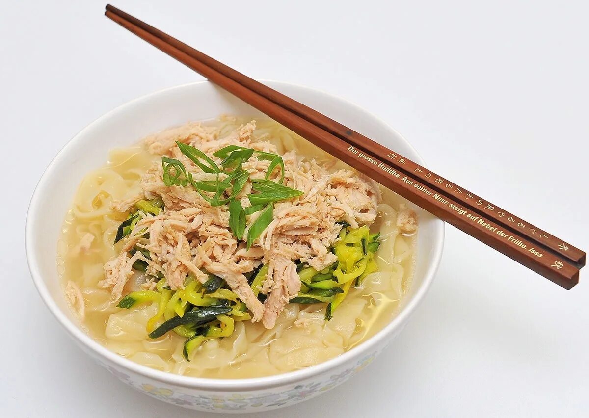 Фунчоза с курицей. Лапша с куриной грудкой рецепт. Корейский суп калькуксу. Фунчоза с куриной грудкой и овощами. Лапша с куриной грудкой рецепт.
