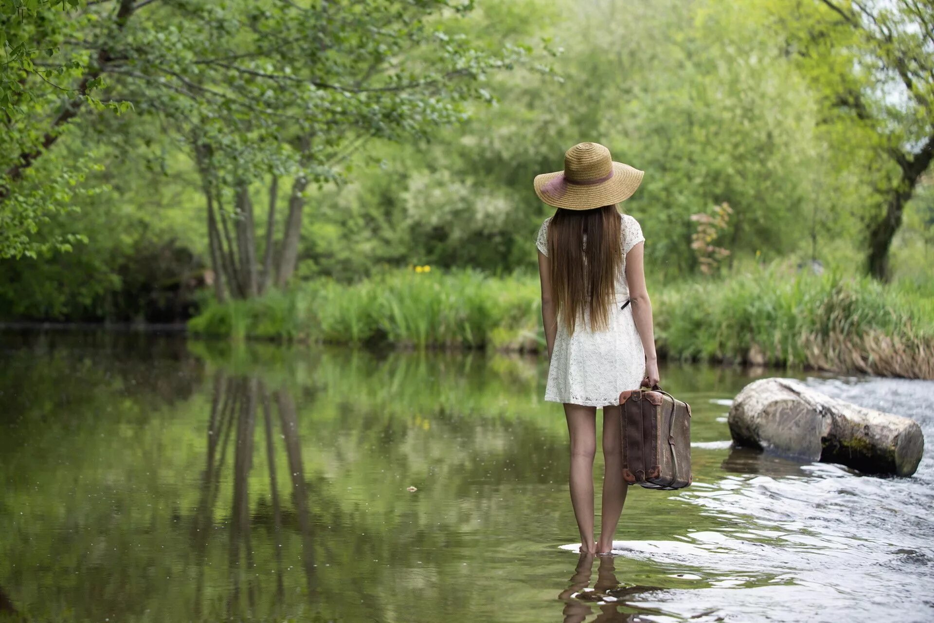 Девушка у реки. Девочка у реки. Фотосессия летом на речке. Девочки на озере.