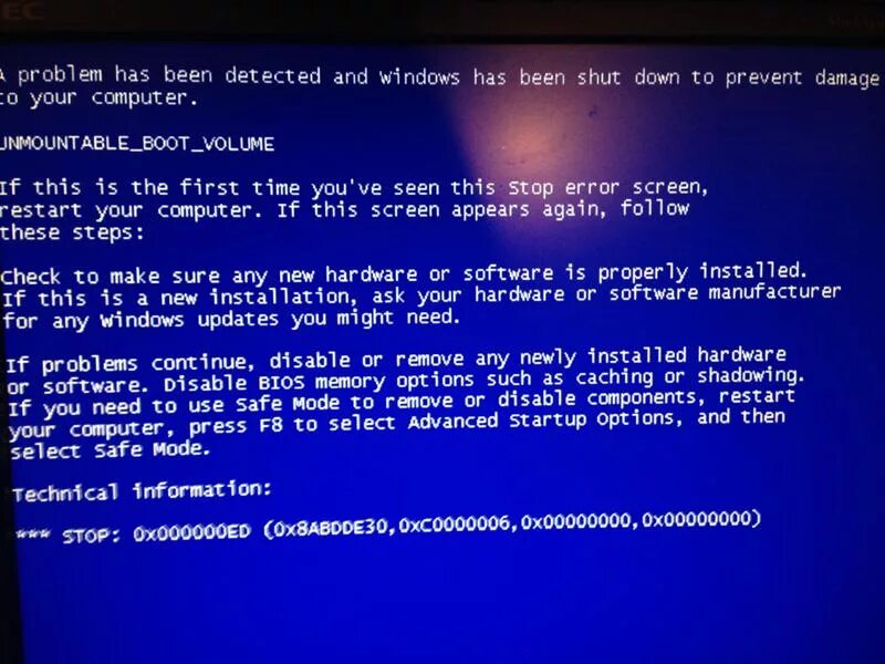 Появляется синий. Ошибка Unmountable Boot Volume. Не стартует комп синий экран. Не включается компьютер синий экран. При включении компьютера синий экран и отсчет таймера.