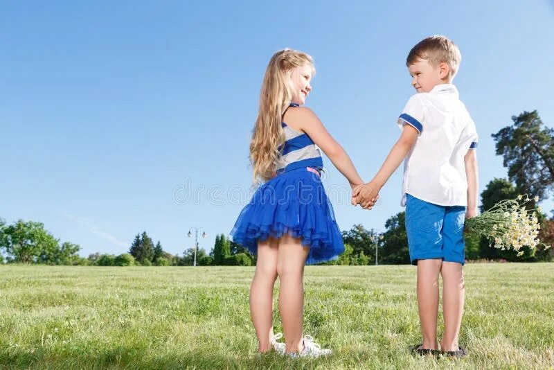 Девушка стоит на мальчике. Девочка на руках у мальчика. Девушка держит мальчика. Девушка стоит на мальчике. Девочка на руках у мальчика.