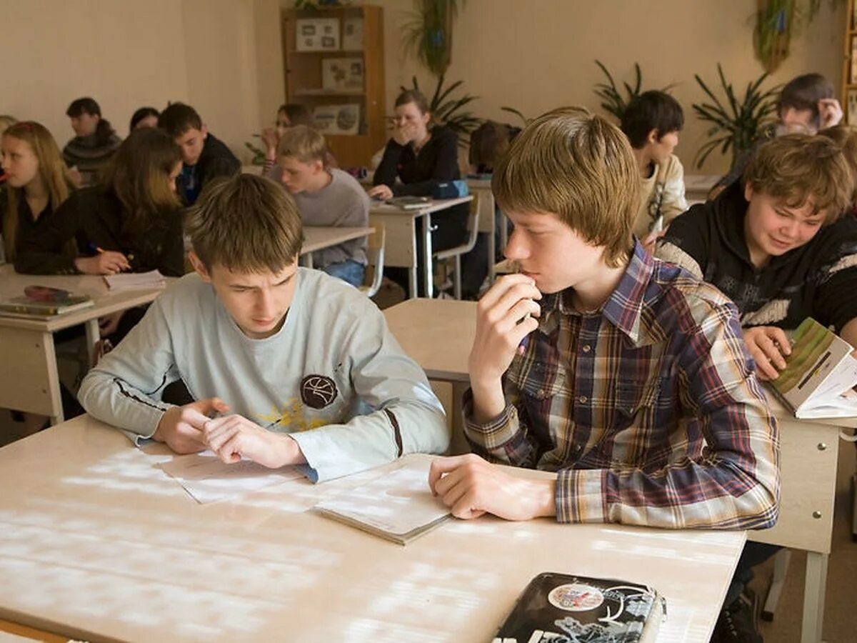 В первую очередь в образовательном. Ученики в школе. Класс с учениками. Урок в старших классах. Школьники на уроке.