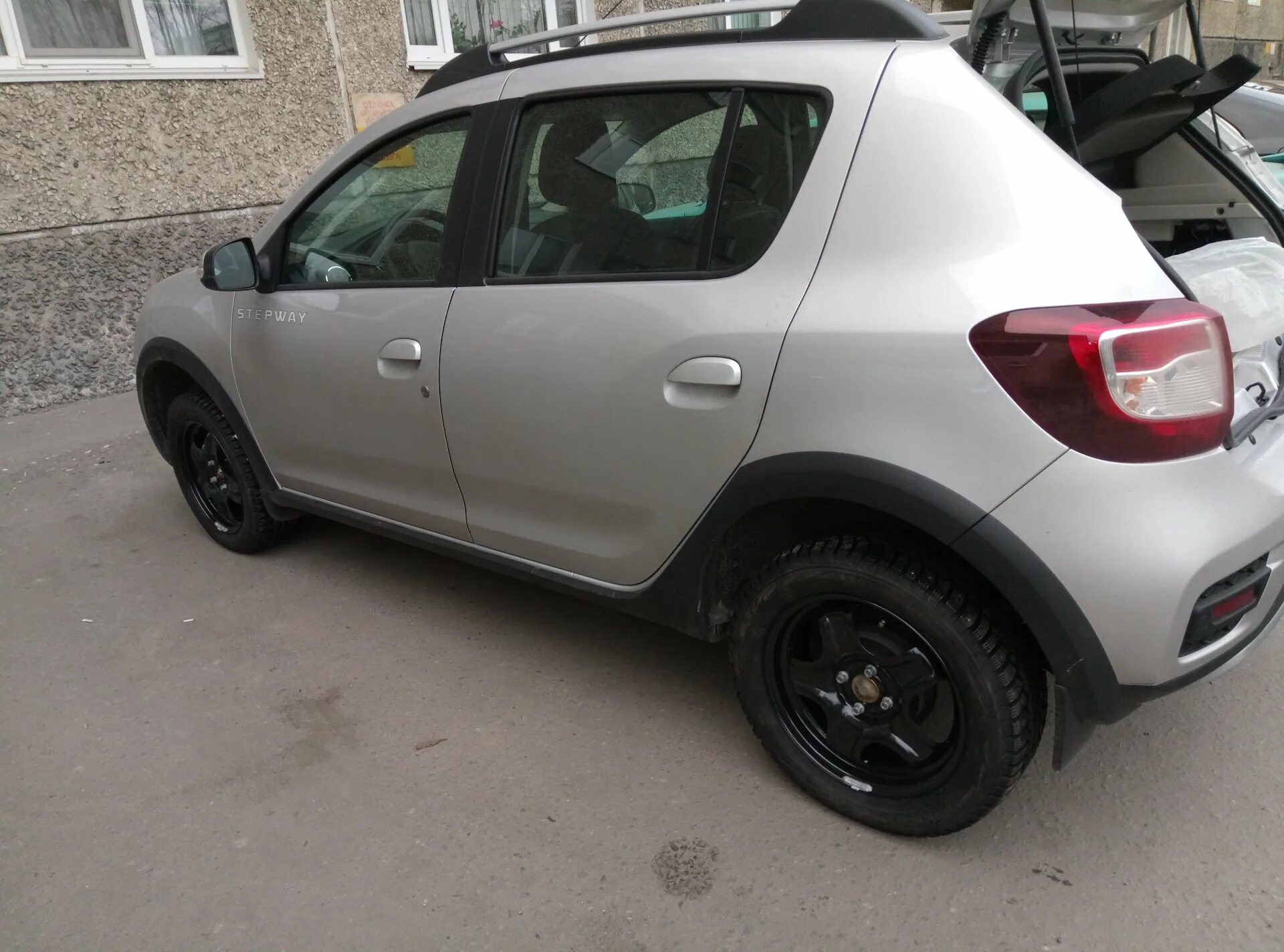 Колпаки сандеро степвей 16. Диски для Renault Sandero Stepway 2. Диски Renault Sandero Stepway r16. Диски Рено степвей r16. Диски на Рено Сандеро степвей 2.