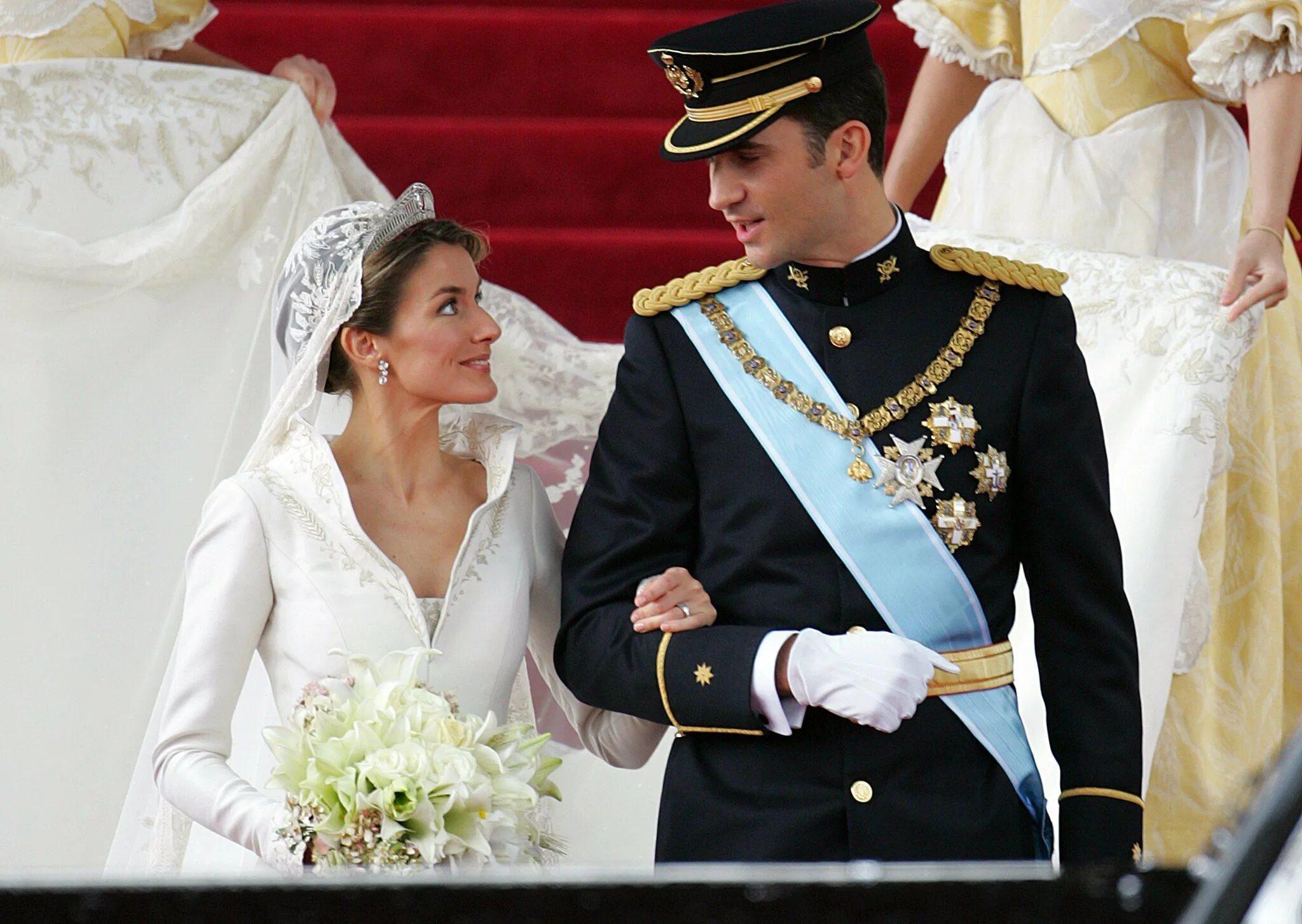 Выйти замуж за наследного принца. Королева Испании, Летисия, 2004 свадьба. Королева Испании Летиция свадьба. Король и Королева Испании Фелипе и Летиция. Свадьба королевы Летиции и короля Испании.