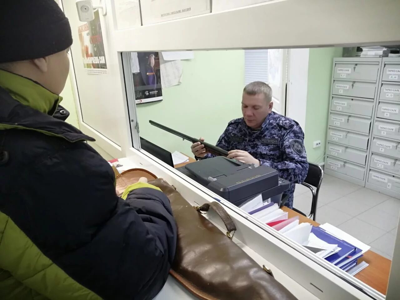 Проверка сотрудников росгвардии. Оружие росгвардии. росгвардия контроль оборота оружия. росгвардия оружие цлрр. выдача оружия росгвардия.