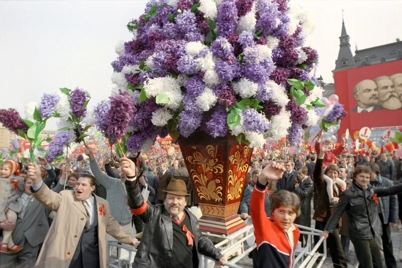 Празднование 1 мая. Цветы на демонстрацию 1 мая СССР. Цветы для демонстрации 1 мая. Украшение колонны на 9 мая. 1 мая день цветов