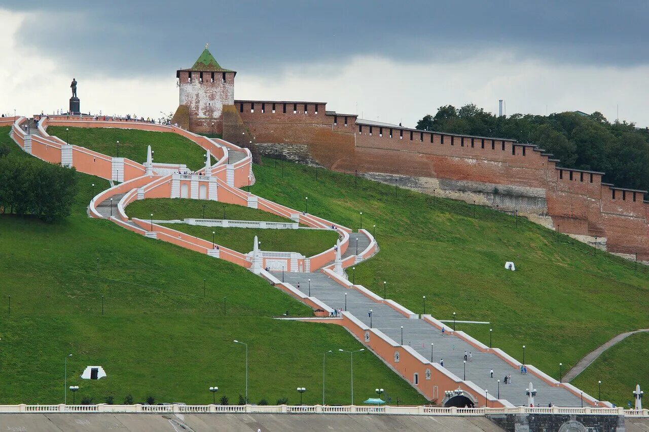 Чкаловская лестница в нижнем новгороде сколько ступеней. Чкаловская лестница Нижний Новгород. Нижегородский Кремль Чкаловская лестница. Нижний Новгород Кремль лестница Чкалова. Чкаловская лестница и Кремль.