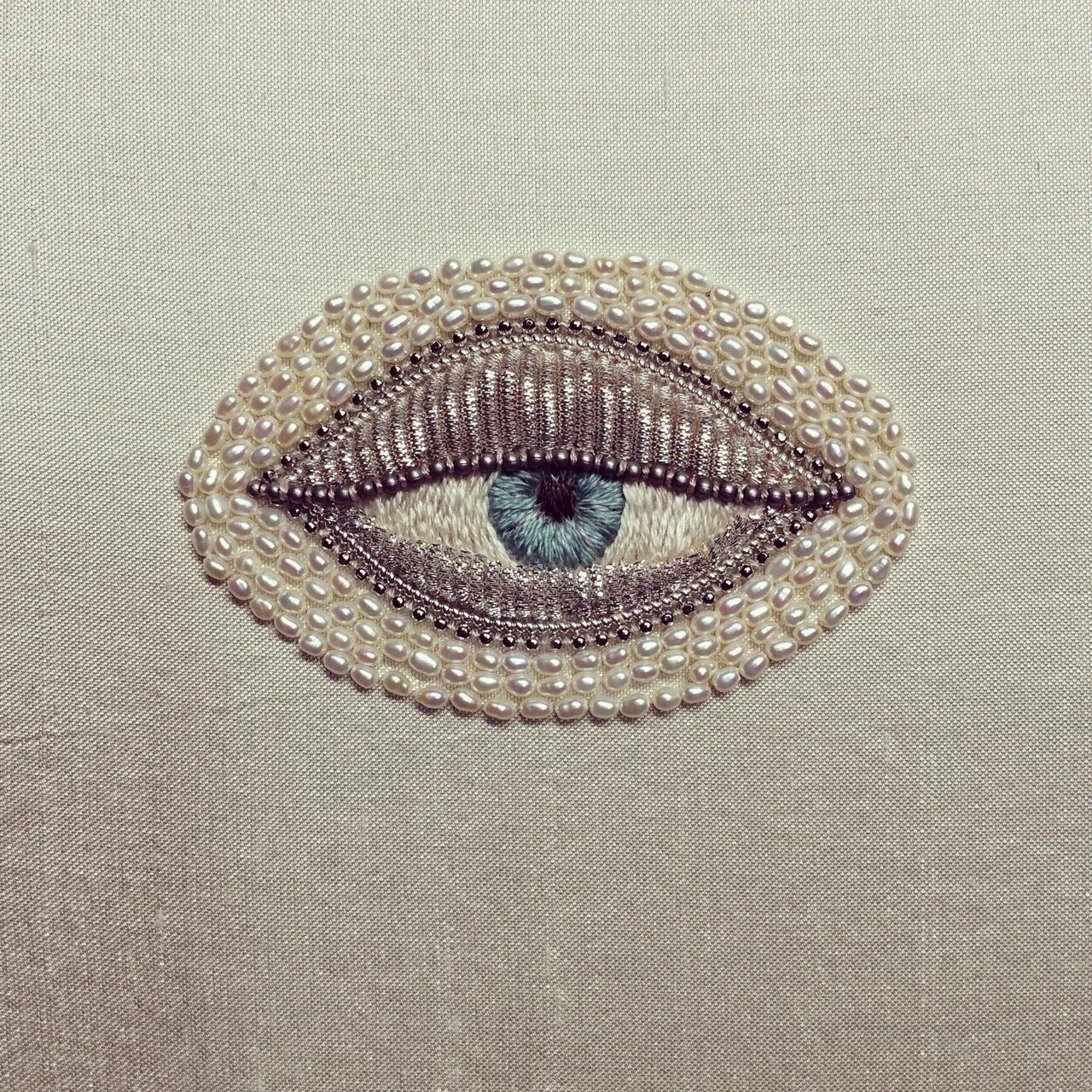 Вышивка глаз. Глаза гладью. Глаза гладью. Глаз гладью. Вышивка гладью глаза.