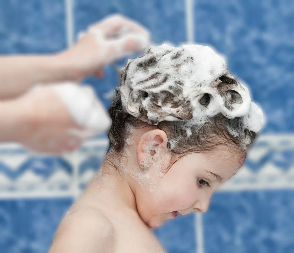 Мытье волос. Гигиена волос. Голова в пене. Гигиена волос для детей. Можно мыть голову раз в неделю
