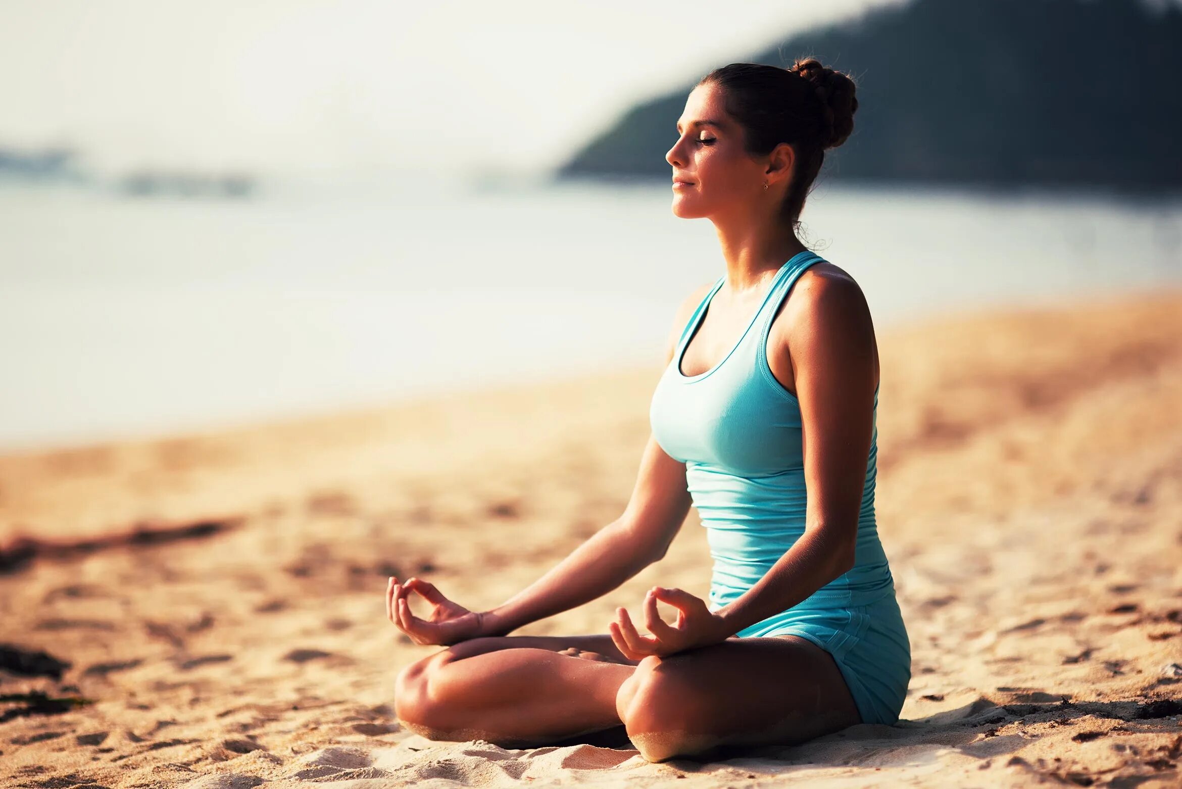 Медитация для восстановления нервной системы. Девушка медитирует. Йога. Йога на море. Медитация на море.