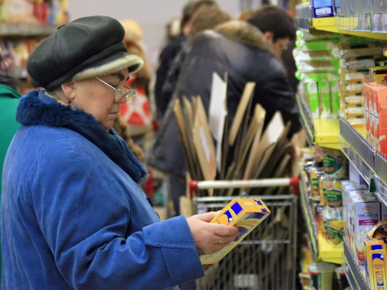 Бабка в магазине. Пенсионеры в магазине. Пенсионерка в магазине. Старушка в магазине. Пенсионер в магазине Россия.