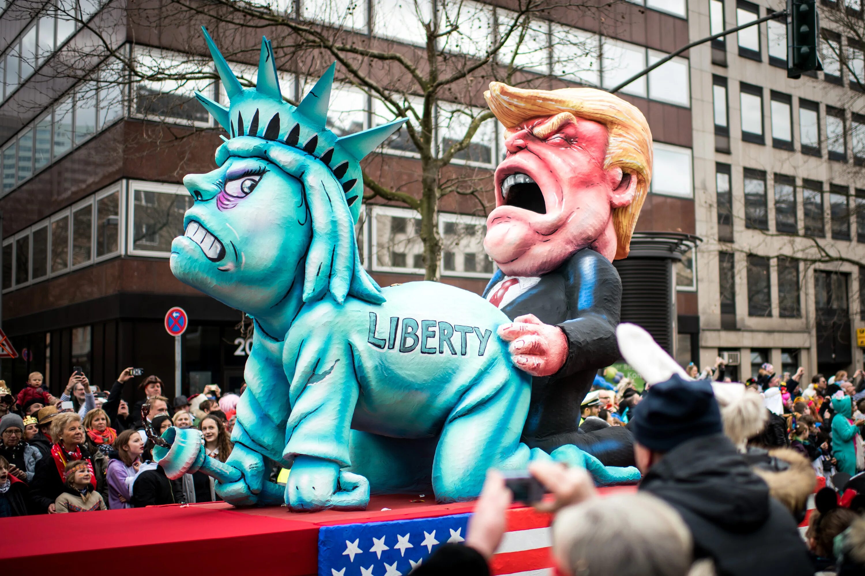 Carnival scenes. Смешная Германия. Карнавал в Дюссельдорфе, Германия. Германия смешно. Карнавал в Дюссельдорфе 2018.