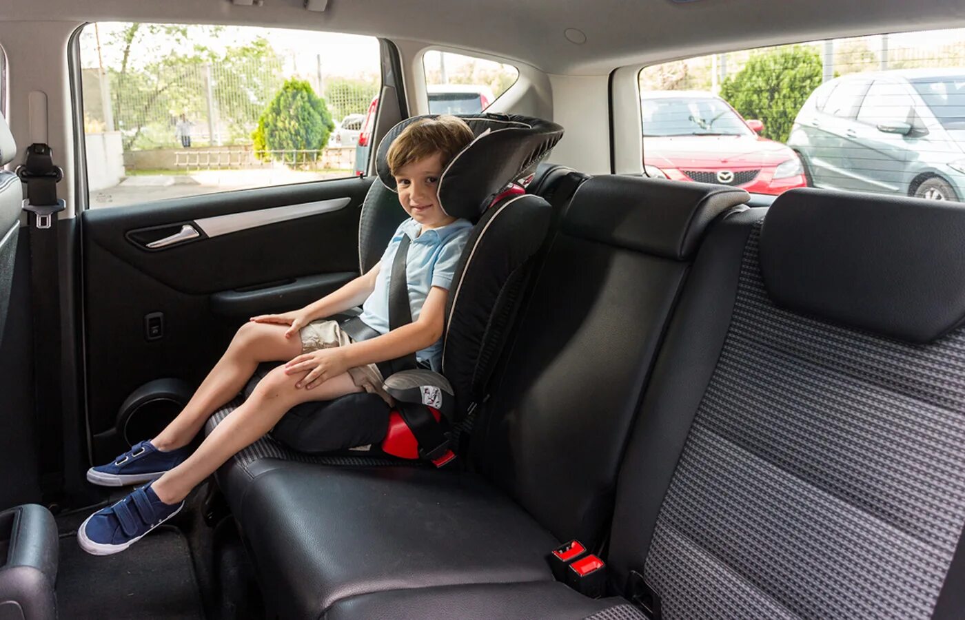 Два кресла на заднем сиденье. Back Seat. Children in the back Seat of the car. Abarth Rear Seat. Рассказ маму на заднем сидении