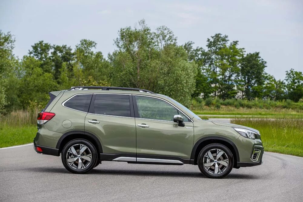 Subaru Forester e-Boxer. Субару Форестер гибрид 2019. Машина Субару Форестер 2019. Новый Forester 2022 e-Boxer.