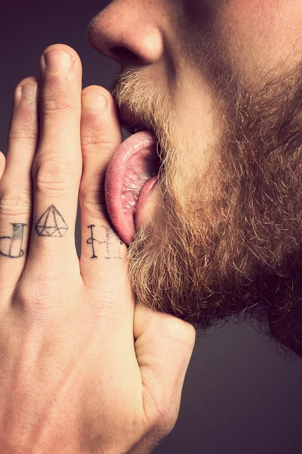 Язык между двумя пальцами. Два пальца и язык между ними. Язык между пальцами. Два пальца и язык между ними. Алия ландо модель.