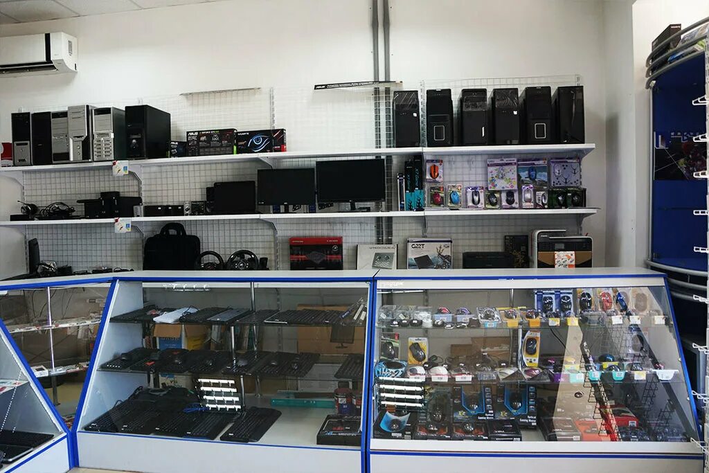 Магазин продаем технику. Компьютерный магазин. Витрина магазина компьютерной техники. Электроника витрина. Витрина с техникой.