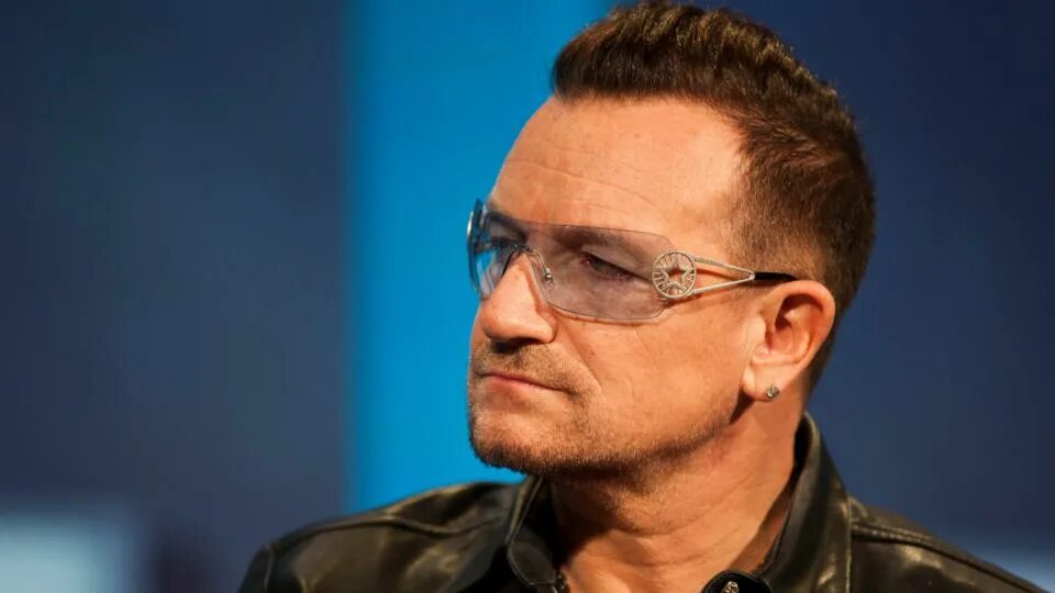 Пол хьюсон боно. Боно u2. Очки боно. U2 солист. U2 солист.