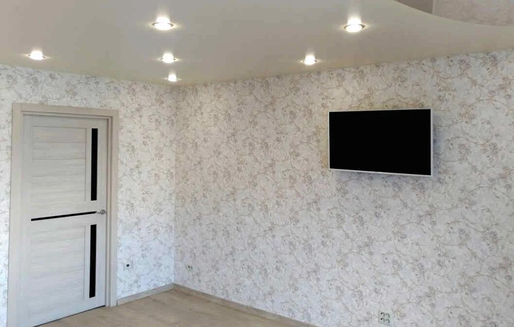 оклеивание потолка обоями. ремонт потолка в комнате обои. фактурные натяжные потолки для спальни. ремонт квартиры фотогалерея. потолок в спальне.