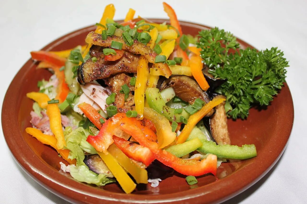Салат с говядиной и болгарским перцем. Салат острый с мясом. Салат с мясом и овощами. Салат говядина с огурцом.