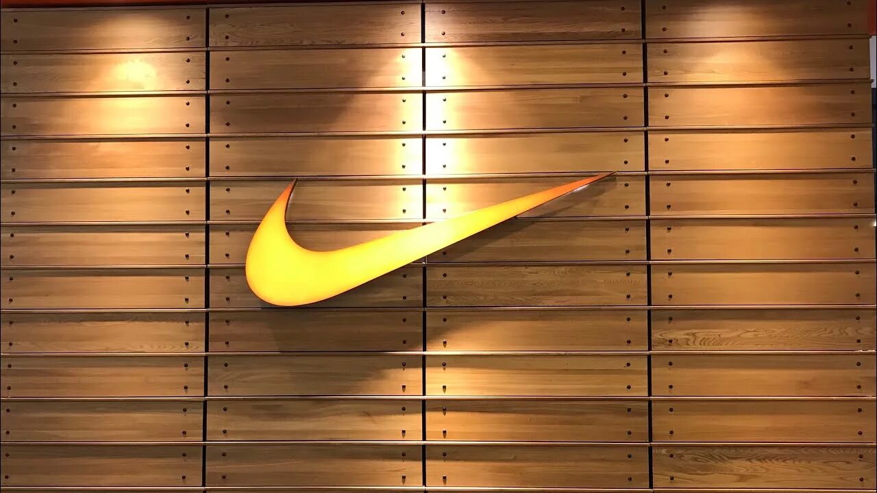 Дубай молл найк. Найк Mall of Emirates. Nike Dubai Mall. Найк стор in Dubai. Nike магазин.