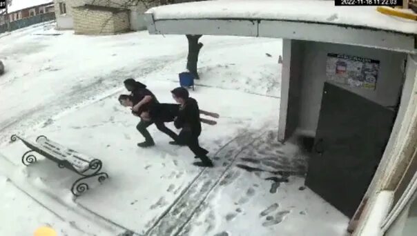 Отказывается выходить из дома