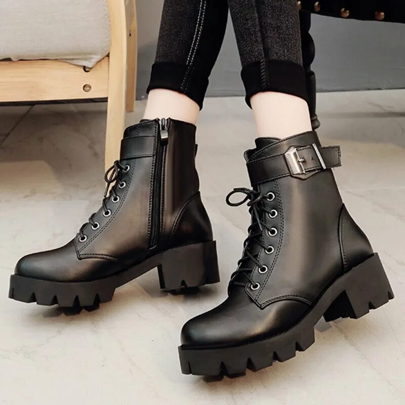 косуха с платьем. стиль томбой луки. ботинки dr martens street style 2020. косуха платье и грубые ботинки. грубые женские.