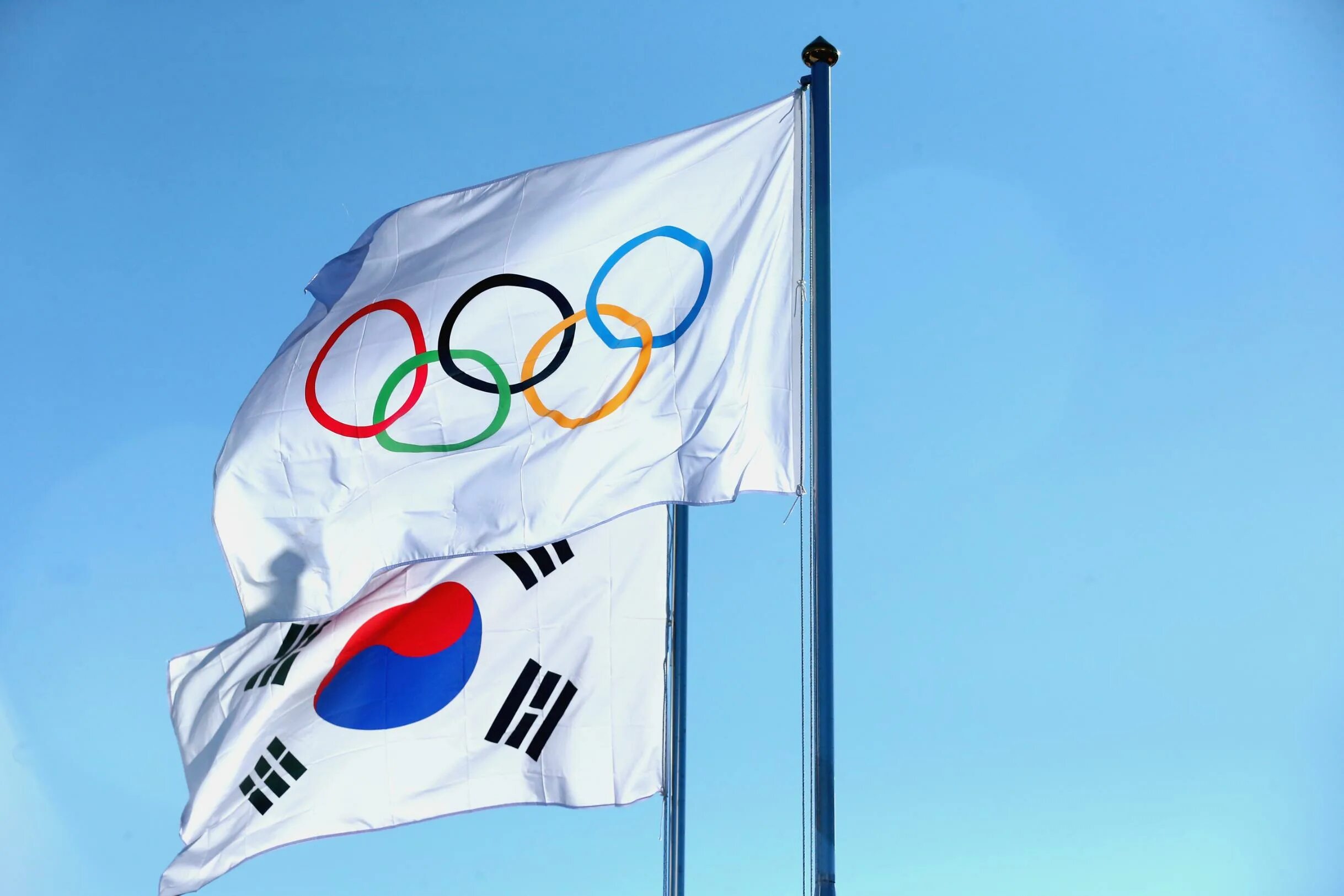 Флаг зимних олимпийских игр. Олимпийский флаг. Флаг олимпиады. Олимпийские игры в Корее. Флажки а олимпиадах.