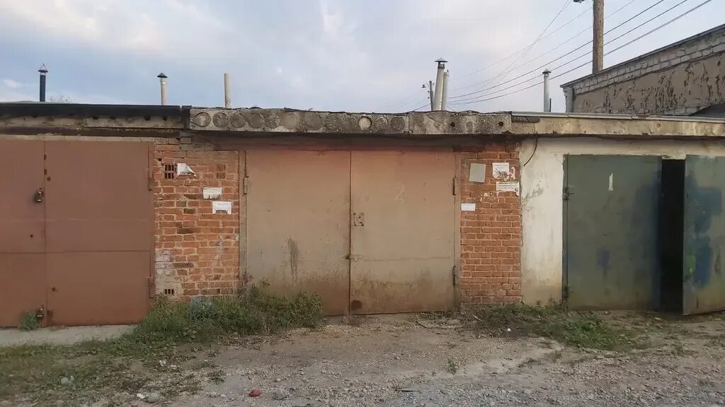 Гаражи на зжм зорге. Гараж 24 кв. Жилой гараж в гк замок. Гаражный кооператив буровик 21 в сургуте. Гараж с подвалом и беседкой.