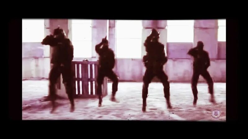 Фбр опен ап. Омон вламывается в дом. Омон в подъезде. Спецназовец танцует. Выбегаешь из подъезда а там омон песня.