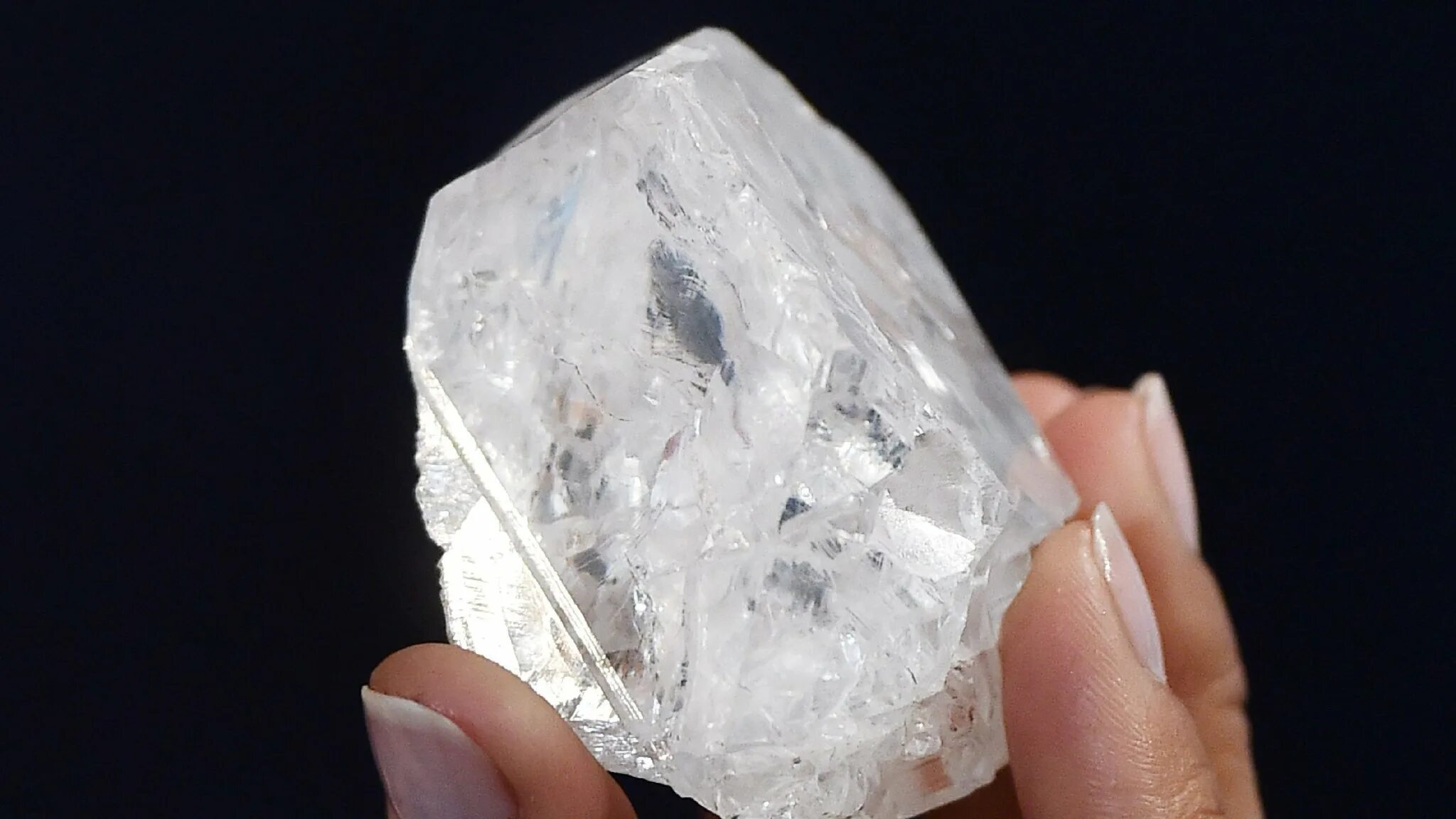 Как выглядит реальный алмаз. Бесцветный алмаз. Звезда сьерра-леоне алмаз. Ботсванский алмаз 1111 ct. Алмаз неограненный камень.