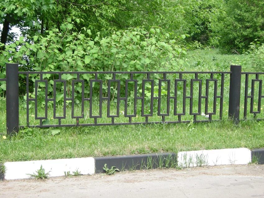 Газонное ограждение металлическое высота 1 метр. Ограждение сквера. Забор для сквера. Ограда парка.
