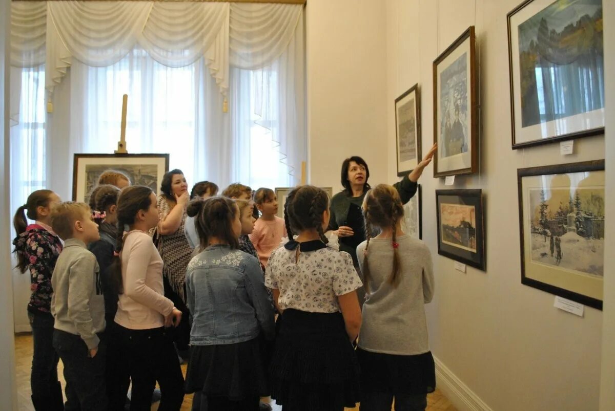 музей. картинная галерея огэ. третьяковская галерея экскурсия для детей. люди в галерее. картинная галерея.