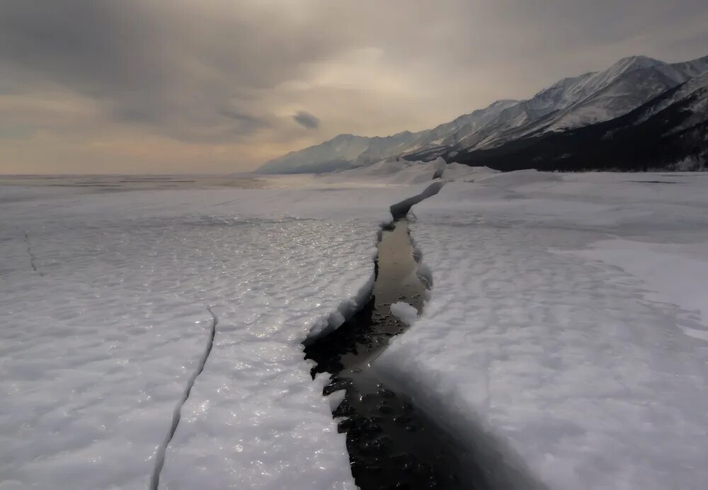 Трещина на байкале. Озеро Байкал становые щели. Становая трещина на Байкале. Разлом льда.