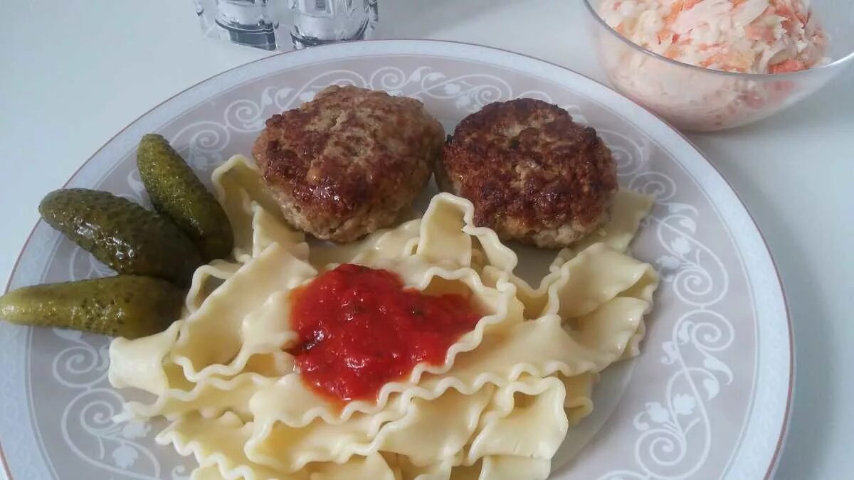 Школьные макароны с котлетой. Макароны с котлетой. рожки с котлетой. вермишель с котлетами. макароны с котлетой и подливом.