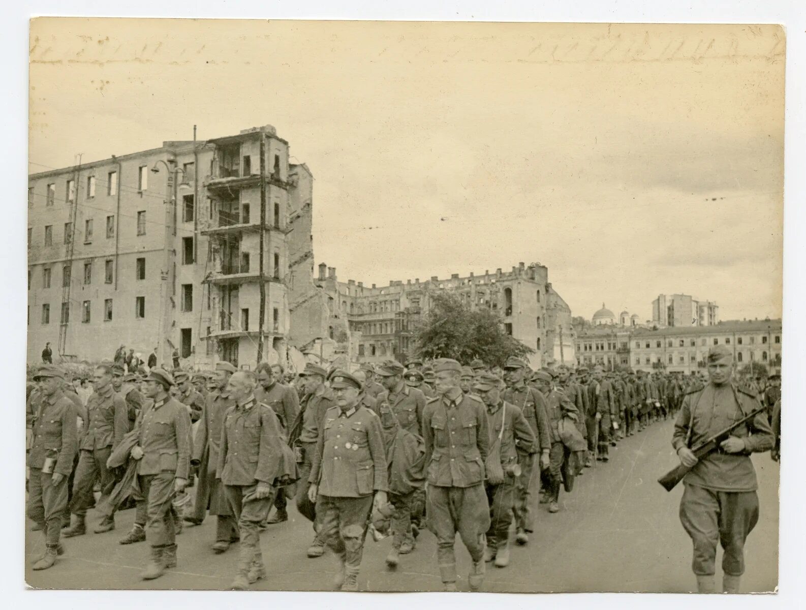Землянский лагерь военнопленных 1941-1945. Группа пленных немцев 1945. Румынские военнопленные под сталинградом. Пленный город. Пленный город.