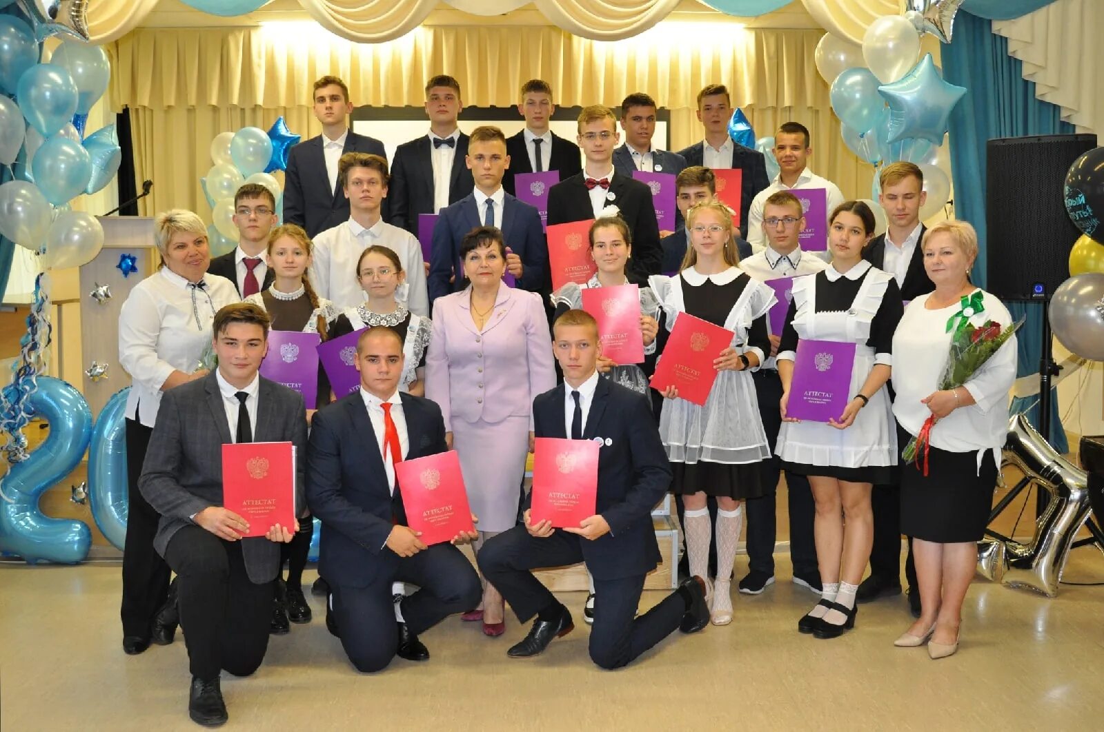 О девяноста выпускниках снял туфлю. Выпускницы 90-х годов. Выпускной в колледже. Выпускной 2000 года. Выпуск 2022 москва лицей.