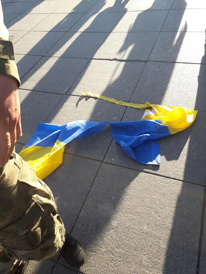 Украинский флаг. В харькове порвался флаг украины. Фотографии флага украины. Жовто-блакитный флаг. Порванный флаг украины.