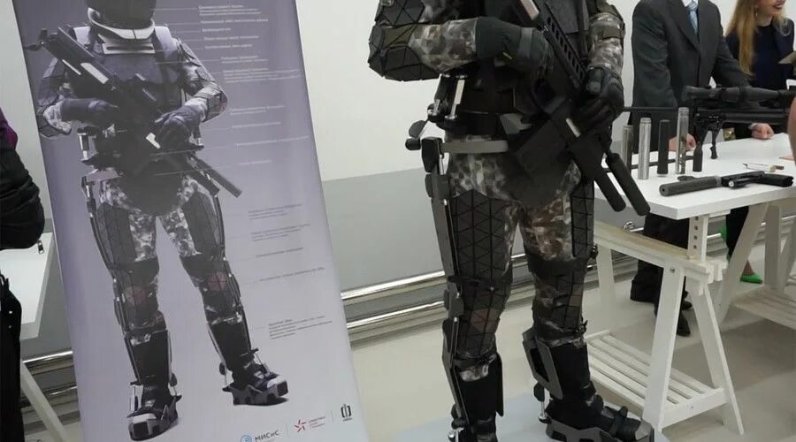 А райро темный ратник 3. Ратник 3 экзоскелет. экзоскелет ратник 4. ратник 2 экзоскелет. российский экзоскелет ратник 3.