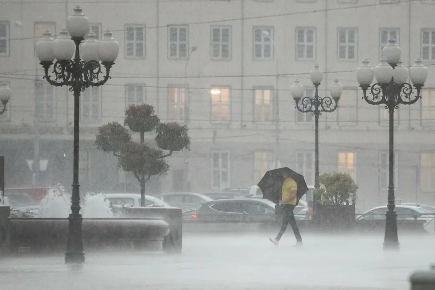 Дождь. Тропический ливень в калининграде. Калининград ливень. Калининград пасмурно. Дождливый калининград.