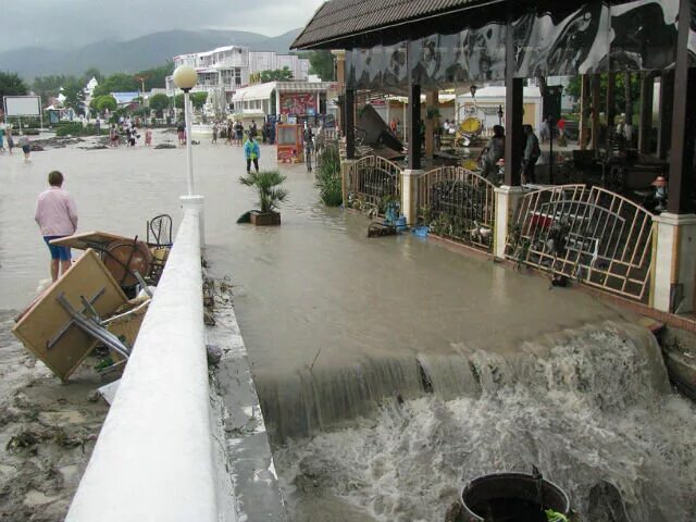 Потоп в Кабардинке 2012. Кабардинка ливень. ЦУНАМИ В Кабардинке. Кабардинка 2012 наводнение. Кабардинка погода вода